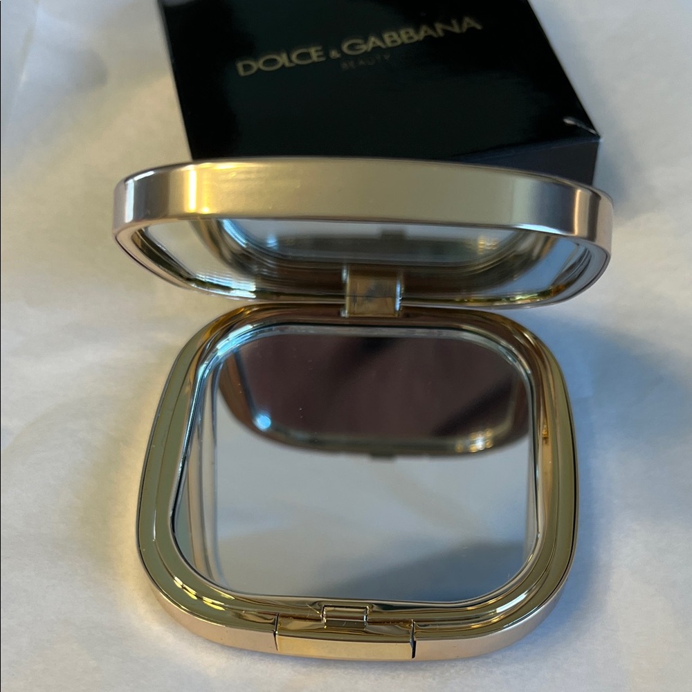 Dolce & Gabbana magnifying gold Compact mirror.. used once - Picture 2 of 5